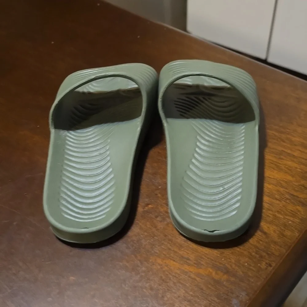 Kids Green Slid on shoes Size‎ 13/1